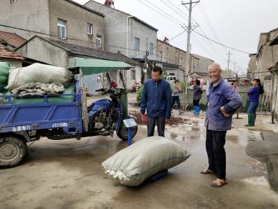 帮扶干部“带货”卖棉花 贫困户乐开了花