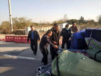 路遇车祸，他们合力救人