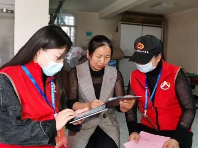 记者跟随一线人员，实地探访人口普查