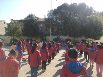 拒绝“舌尖上的浪费”，他们争做“光盘小使者”