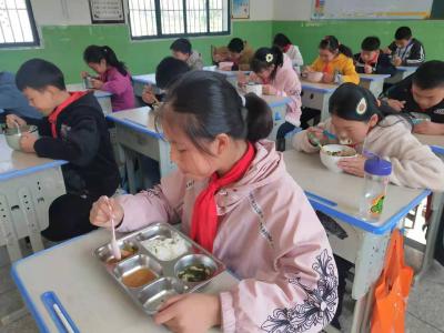 制止学校餐饮浪费，回龙镇出手了！