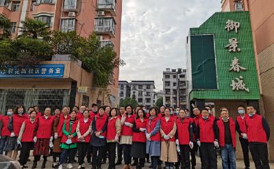 57名党员干部进社区 环境整治再发力