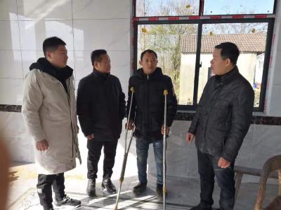 昔日偏僻贫穷地，今朝迎来好时光