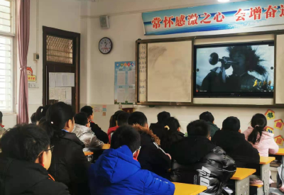 铭记历史，珍爱和平！这所小学观看纪录片《为了和平》