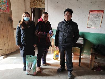 入户关怀，为困境儿童送上“暖心包”