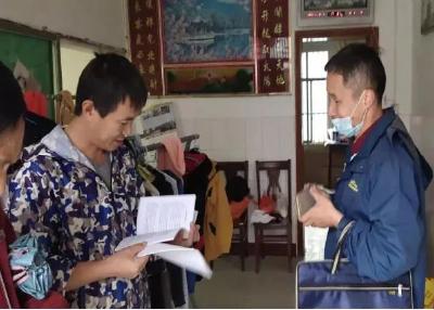 走出机关到村里 访贫问苦解难题