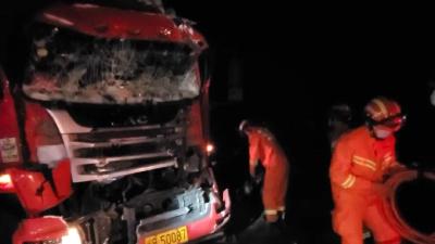 司机夜困事故车 消防破拆急救援