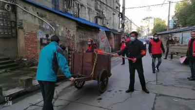 “红马甲”活跃在仙女山社区