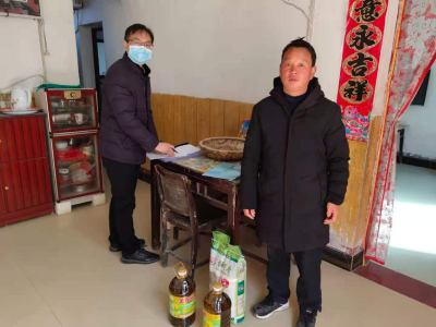 送温暖 促防控，经信部门进村忙