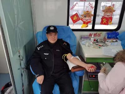 无偿献血迎新年 大爱民警助战“疫”