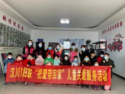 收到“暖心包”，孩子们笑得合不拢嘴