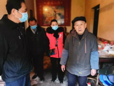 “给您送暖冬物资啦！”