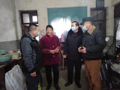 驻山后湾社区治理工作队员为困难群众发“红包”