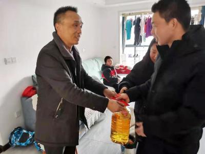 际华3509公司工会节前“进百家门 暖百家心”