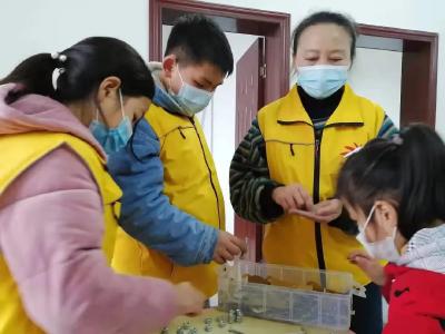 “小课桌大梦想”志愿者们雨中送爱心