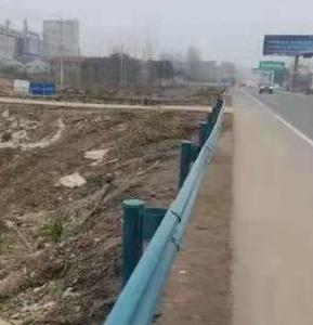 装上波形栏 公路消隐患