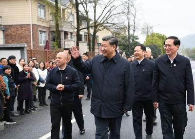 习近平总书记的三张照片