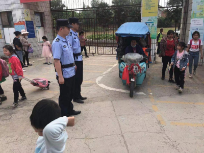 风雨无阻的“平安护学岗”