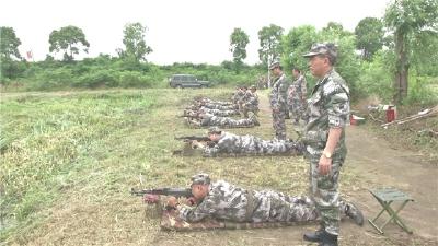 超燃！快来看民兵哥哥打靶