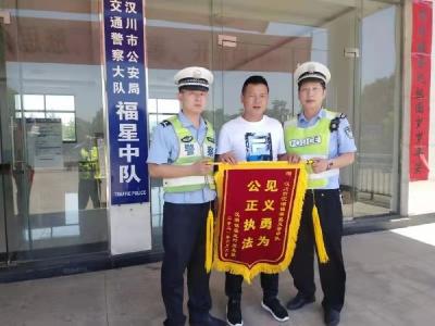 惊险！小车坠落水渠，警民合力施救