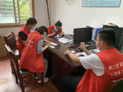【马鞍乡】@马鞍乡青年党员  加班赶制“预约票”助力疫苗接种