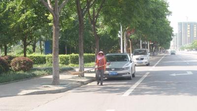 环卫工人头顶热浪为城市“梳妆” 