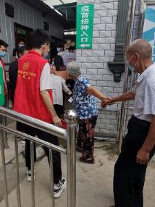 入户摸排 专车接送 新冠疫苗接种忙