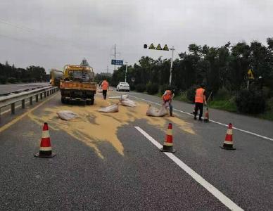 路面谷壳抛洒200余米  紧急处置除隐患