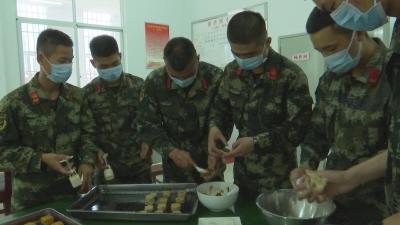 自制“武警牌”月饼 过不一样的军营团圆节