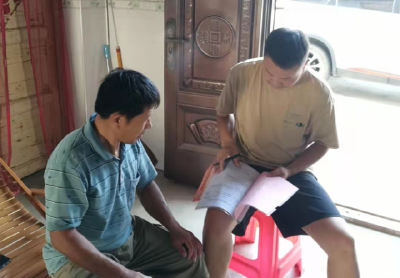 小小便民联系卡  架起驻村暖心桥