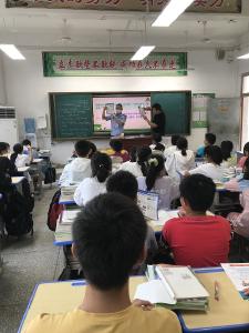 听民警的课  同学们没走神儿