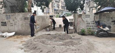 背街小路，大爷摔倒后......