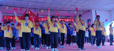 与诗人同行，怀感恩颂祖国