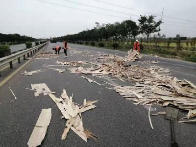 及时清理抛洒货物  确保公路安全畅通