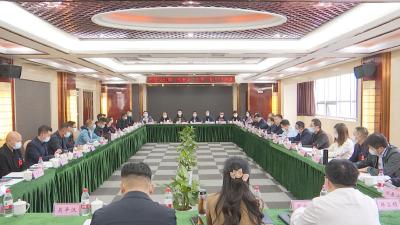 黄建军参加市政协七届一次会议工商界一组讨论
