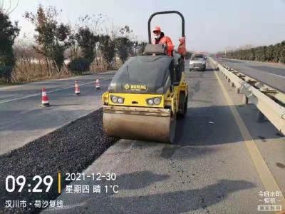 强化道路管养迎“双节”