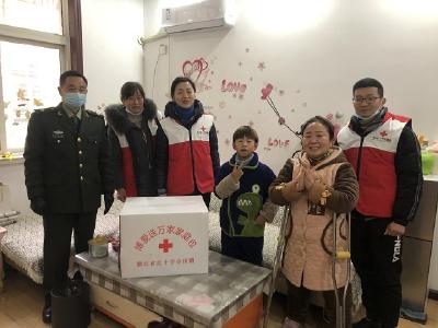 【仙女山】10名困难群众喜领“爱心礼包”