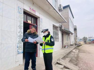 【公安局】市交警大队进村宣传交通法规倡导文明出行