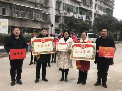 【退役军人事务局】为5名立功军人家庭送喜报