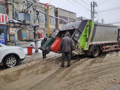 【垌塚】环卫工顶风冒雪 日清运垃圾30余吨