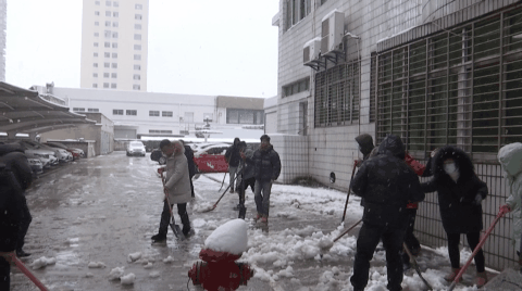 【市融媒体中心】齐心扫雪干劲足