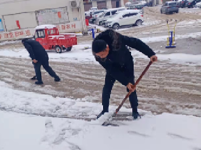 【里潭乡】自发扫雪保畅通 
