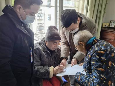 【住建局】不动产登记中心主动为高龄老人提供上门服务