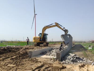 【湾潭】依法拆除违建猪场 严守耕地保护红线
