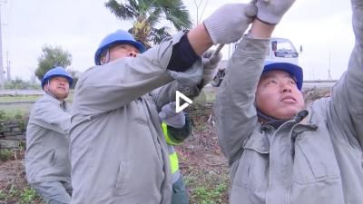 【视频】雷电击断高压线  电力工人4小时抢修送电