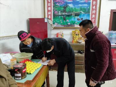 【里潭】老党员退职不褪色 主动投身疫情防控工作