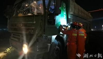 【湖北日报】刹车失灵撞上行道树 汉川消防解救被困驾驶员
