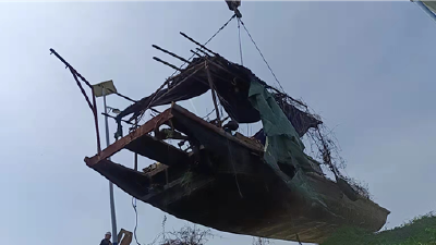【麻河】清理汉北河堤废弃船只5艘
