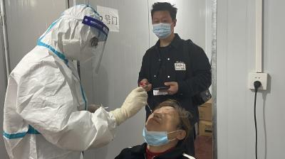 【人民医院】24小时核酸采样服务助力安全返岗返校！