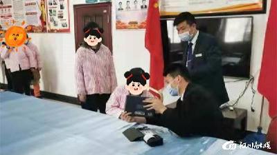 【人社局】人社服务有温度 29名特殊用户喜领社保卡
